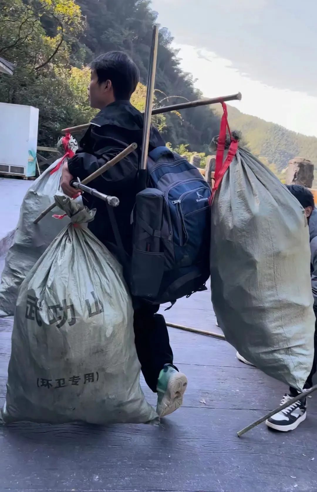 长沙大学生三次夜爬武功山捡800个瓶子挑下山，所带旗子上的文案亮了 ... ...