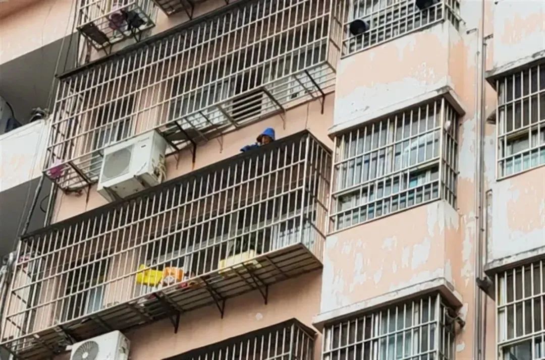 6岁儿童坠楼被困5楼防盗网，危急时刻又现“托举哥”