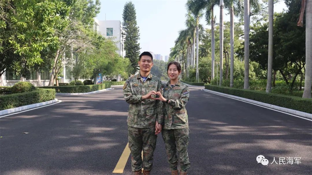 脱下军装，这对老兵夫妻幸福地牵手回家啦！