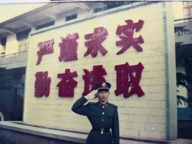 53岁的他这一摔，看着都疼！