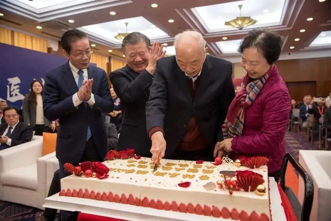3位院士为他庆生！他曾放弃专利，让救命药一盒仅售290元