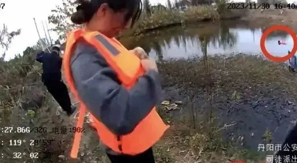 “姑娘外表‘小公主’，碰上事却格外靠谱！”