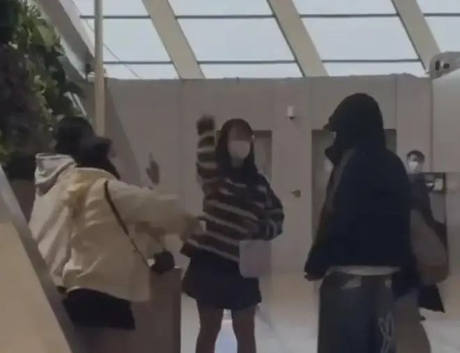 知名男歌手突然被多名女子泼水！最新回应