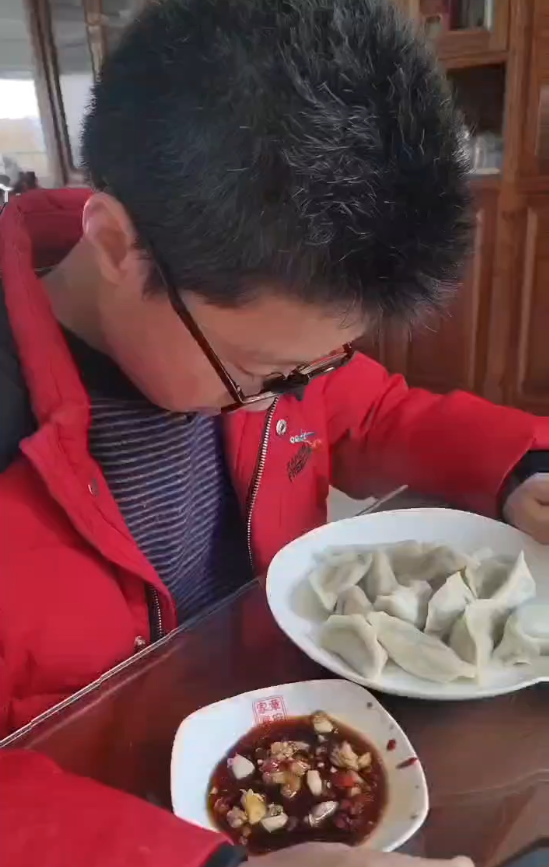 妈妈因癌症去世，儿子看到她8个月前留下的饺子反应令网友破防 ... ...