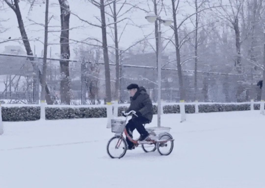 “葛爷爷，雪天骑车注意安全！”