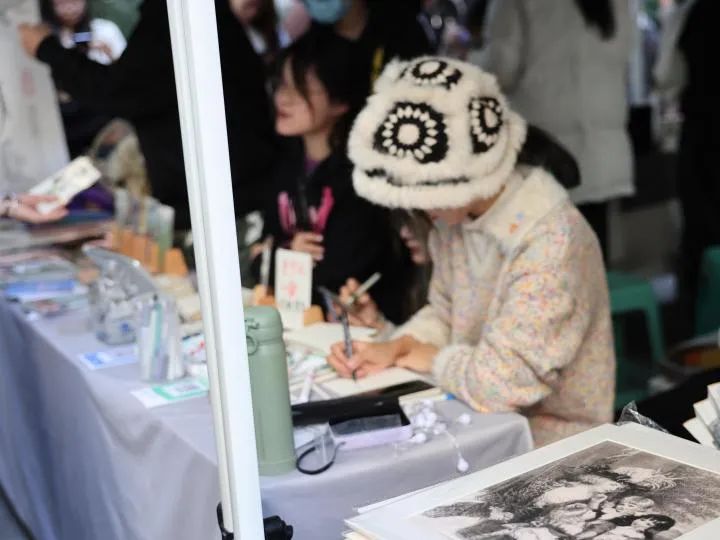 摆摊画画救母！美院大三女生落泪：我想留住肝移植的妈妈