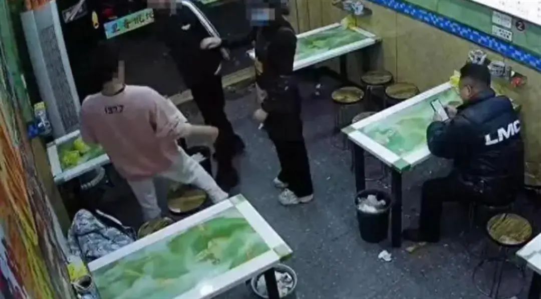 顾客吃馄饨多加调料被打？最新进展来了