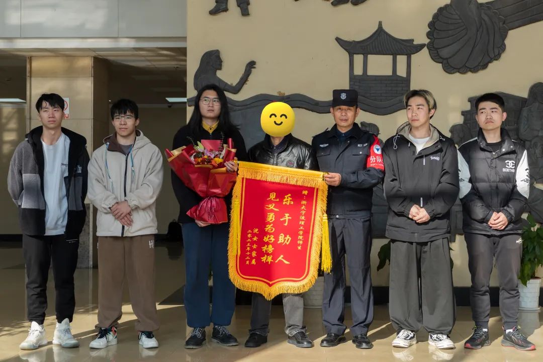 太惊险了！一人划龙舟，一人游泳，一群人岸边帮忙……
