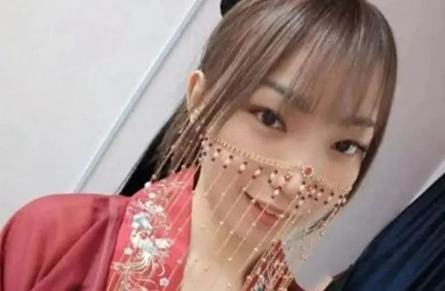 27岁女歌手被男粉丝连捅8刀身亡，遇害前一天刚与男友拍完婚纱照 ... ...