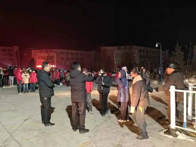 校长到达学校操场，被眼前的一幕感动了……