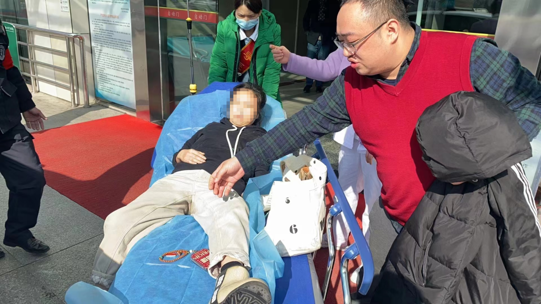 过江隧道突发！黑衣男子紧急停车