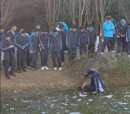 高三学生“如履薄冰”火了！网友：听物理老师的没错……