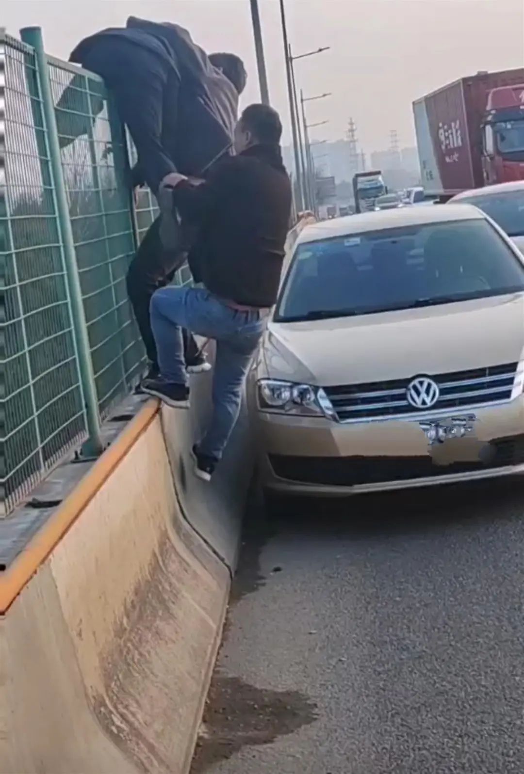 救下跳桥男子后怕他再次轻生，这群人的举动霸气又暖心
