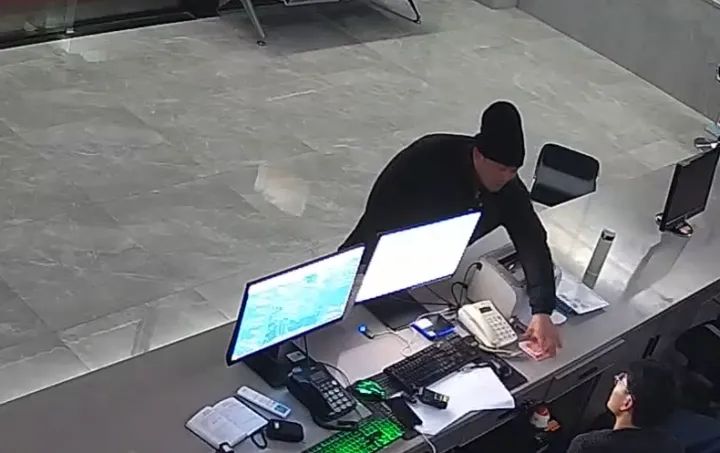 凌晨两点，他拿着一沓钱冲进派出所……