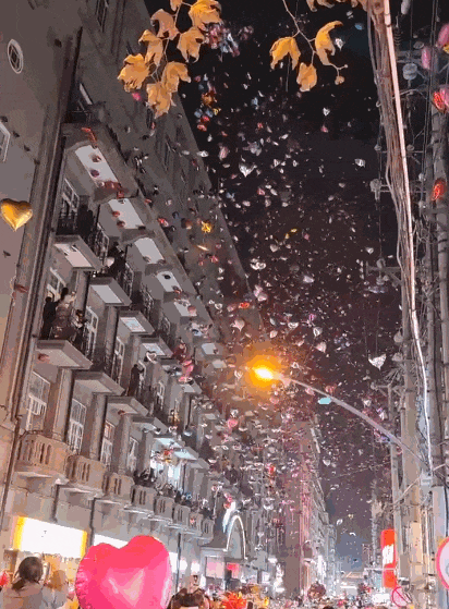 “魂都吓没了”！跨年夜倒数刚结束，突发砰砰巨响，瞬间火光四射…… ... ...