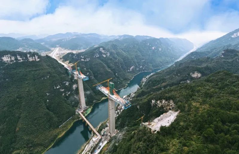 亚洲第一高墩矮塔斜拉桥磨寨乌江特大桥索塔封顶