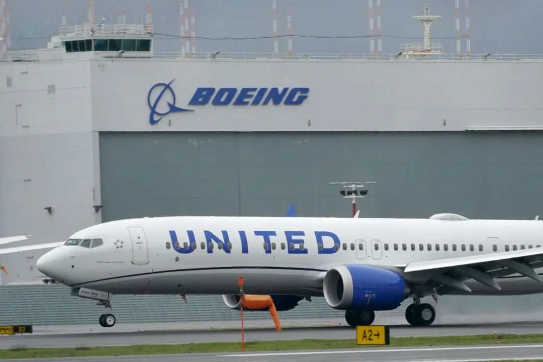 波音客機「空中驚魂」　高空失壓現一人高大洞
