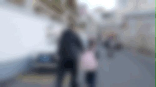 见到“失联”半年的爸爸，女儿撒腿就跑，接下来的一幕让人心疼 ... ... ... ...