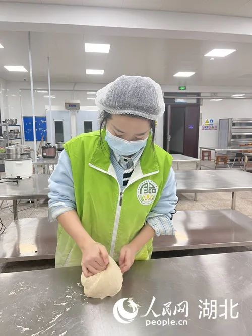起猛了！大学生凌晨4点起床在实验室揉面