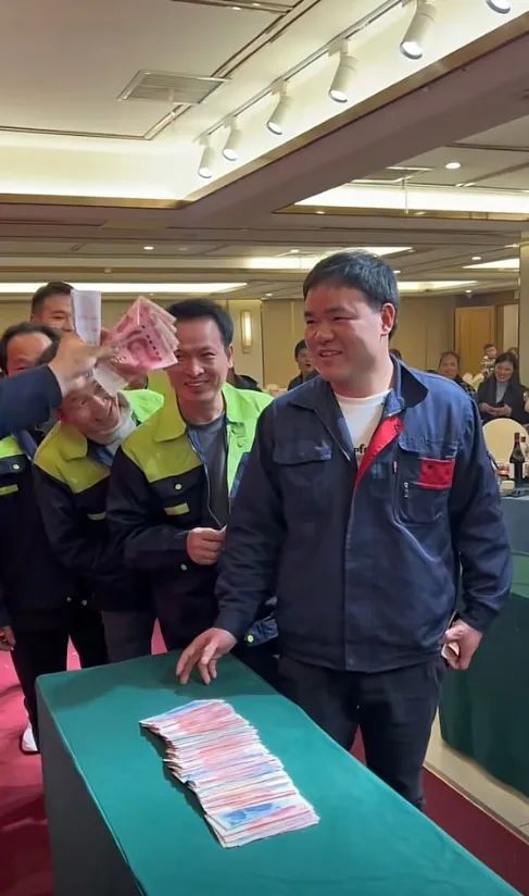 长沙一公司年会玩摸钱游戏：有人中1000元，有人中10元，网友：太不公平了！ ... ...