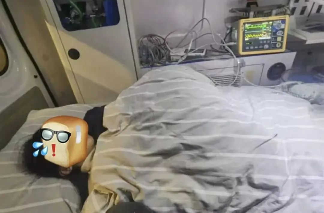 女大学生被同学抽走凳子致骨折，目前已退学