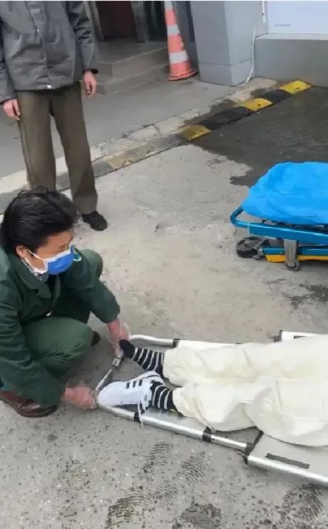 女子4S店疑买到事故车，维权时与店员争吵后跳楼，家属讲述