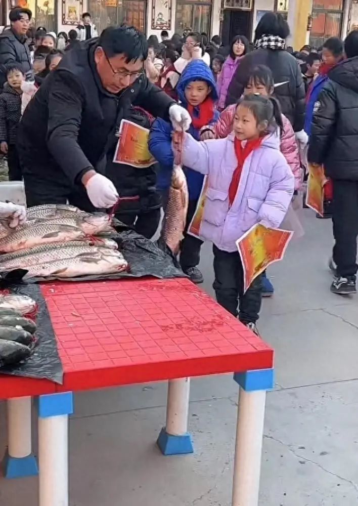 河南一小学给学生送鱼当奖品，副校长：还有甘蔗