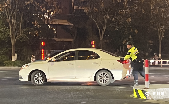 杭州闹市街头，这两个身影太帅