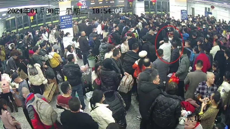 突然！广州火车站工作人员被打！警方通报