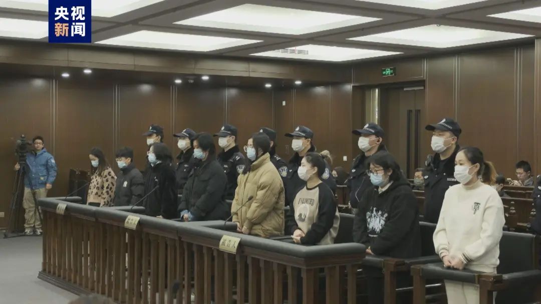 每天问候、深夜跟“姐姐”谈心！假冒演员靳东实施诈骗，8人获刑 ... ...