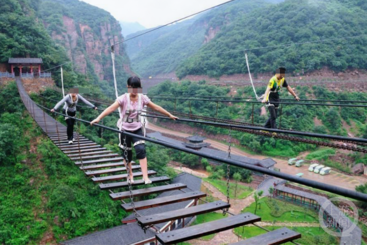 网红桥侧翻游客“倒挂”半空？涉事景区通报：全面整改