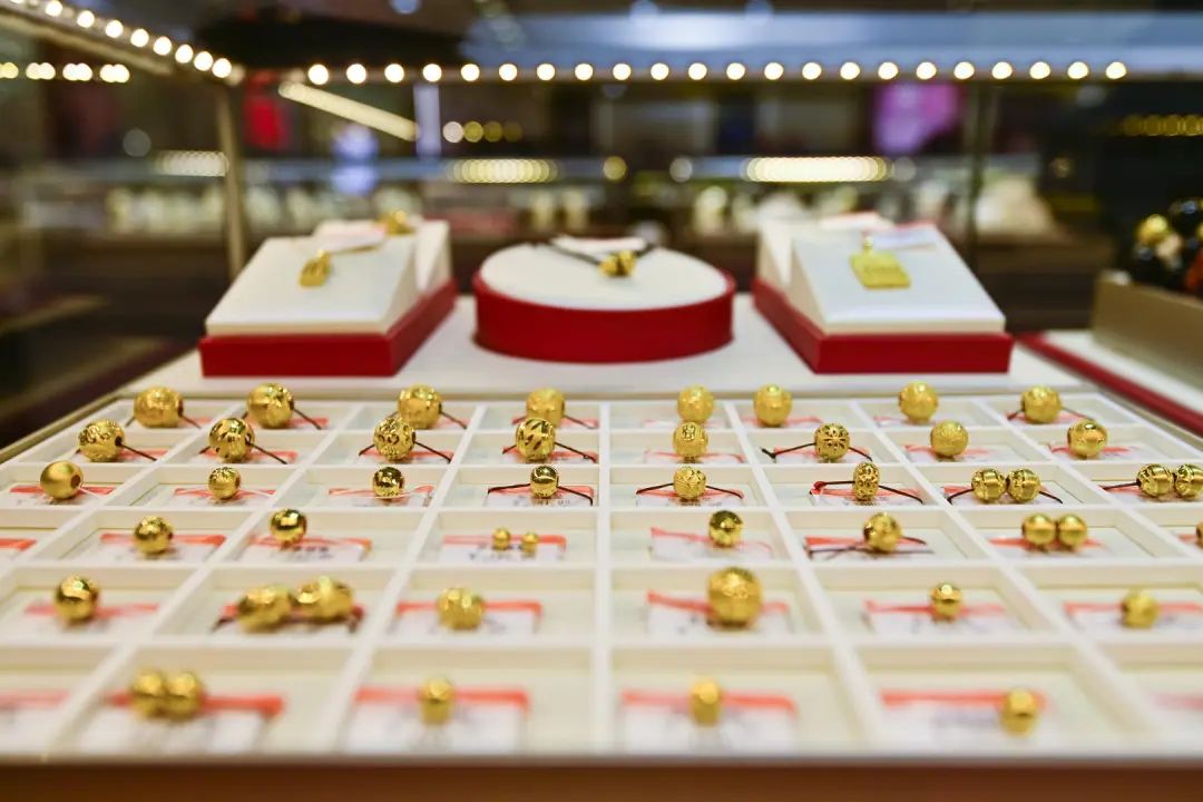 国际金价下跌！金店金价持续坚挺600元/克以上