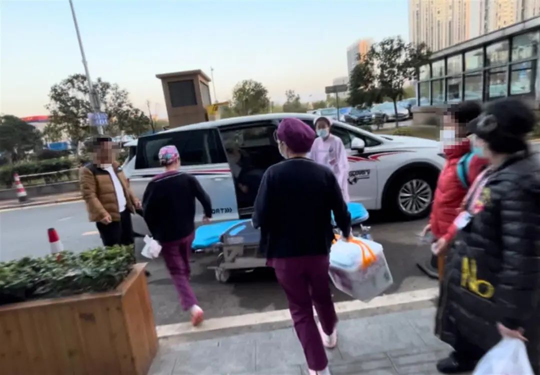 紧急！“心急”宝宝在车中出生，她们飞奔“解救”