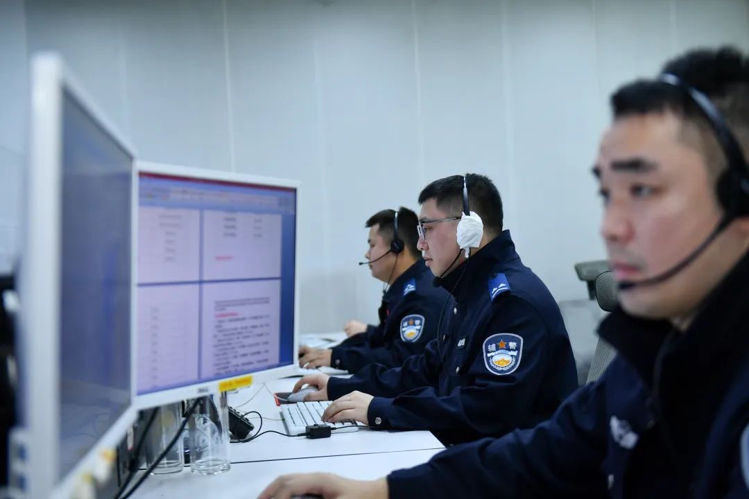 “00后”女警上岗，一天要接100多个电话！