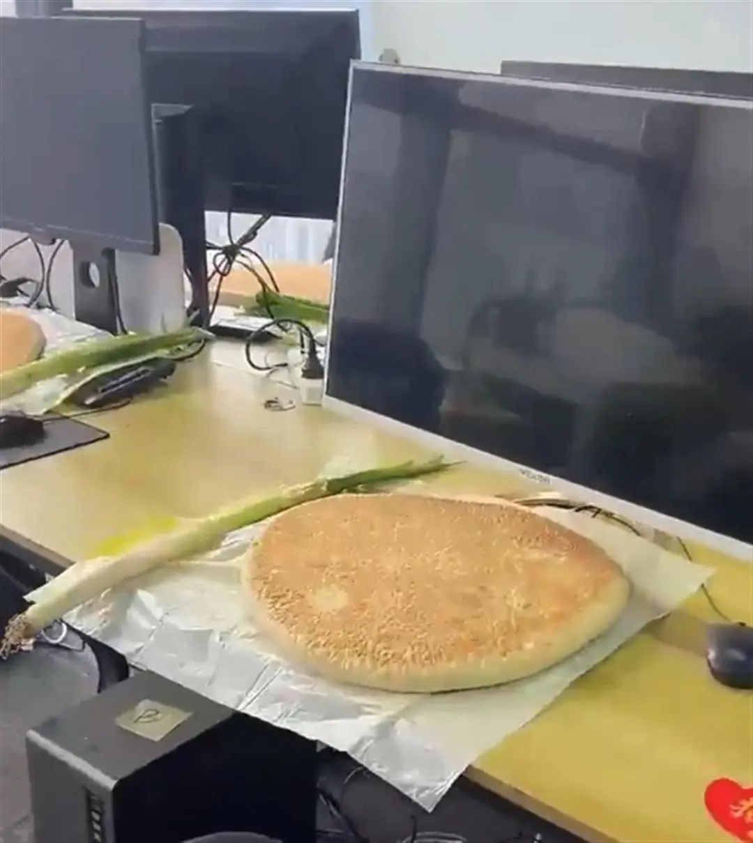 小伙春节返程带400斤大饼，送同事“一饼一葱”特产套餐