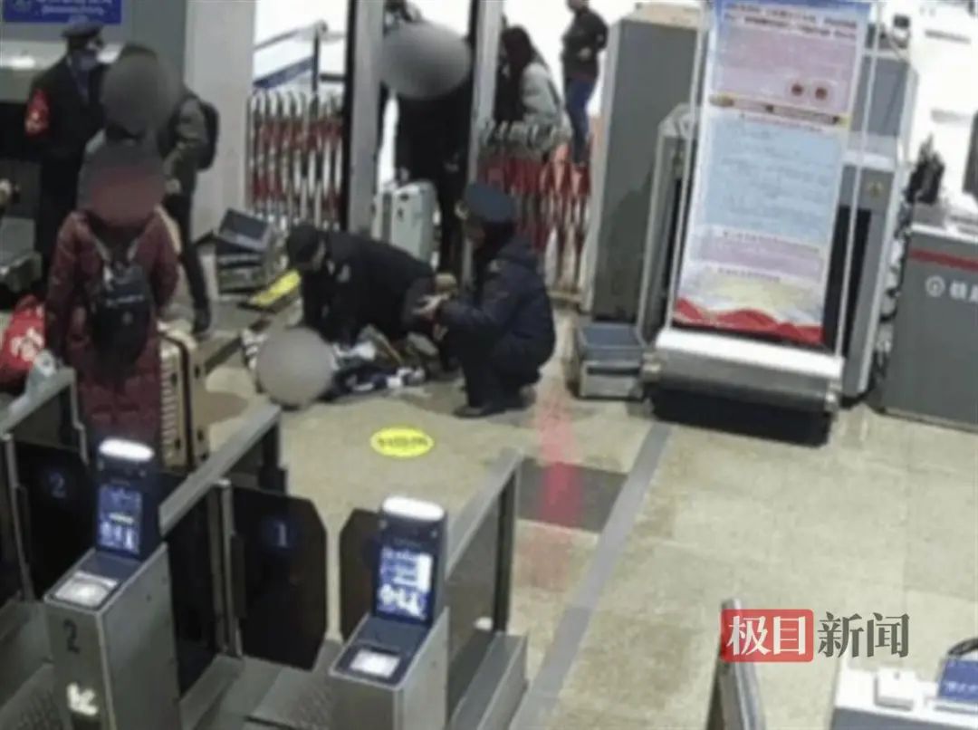 旅客突发急病，民警跪地救人！网友：样子真帅！