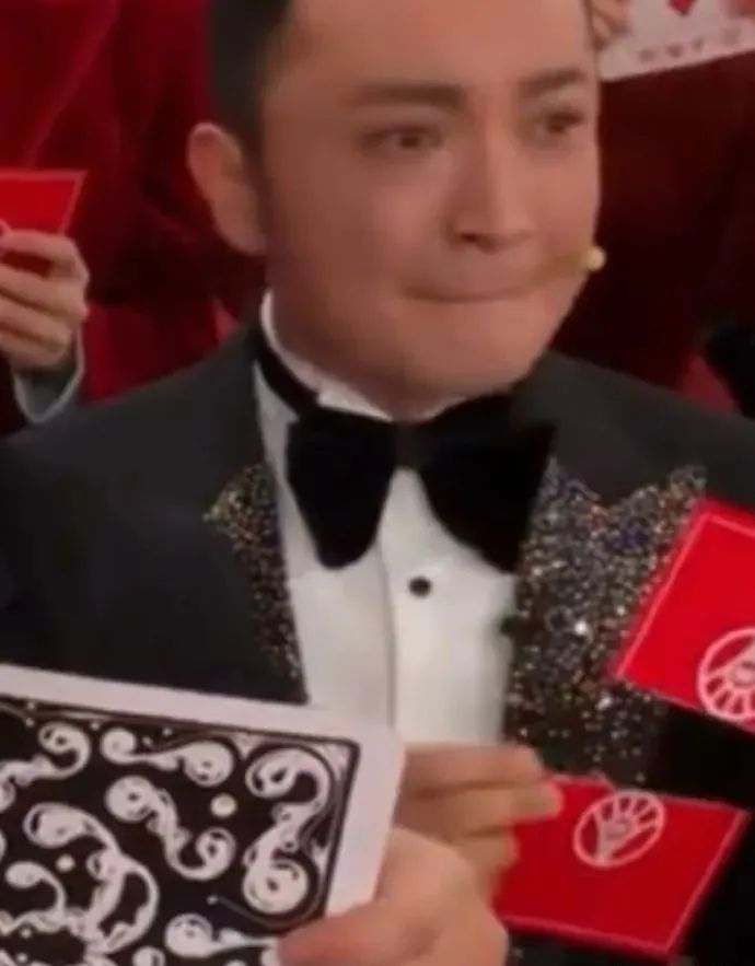 小尼的牌对上了！热搜第一！何炅撒贝宁同框