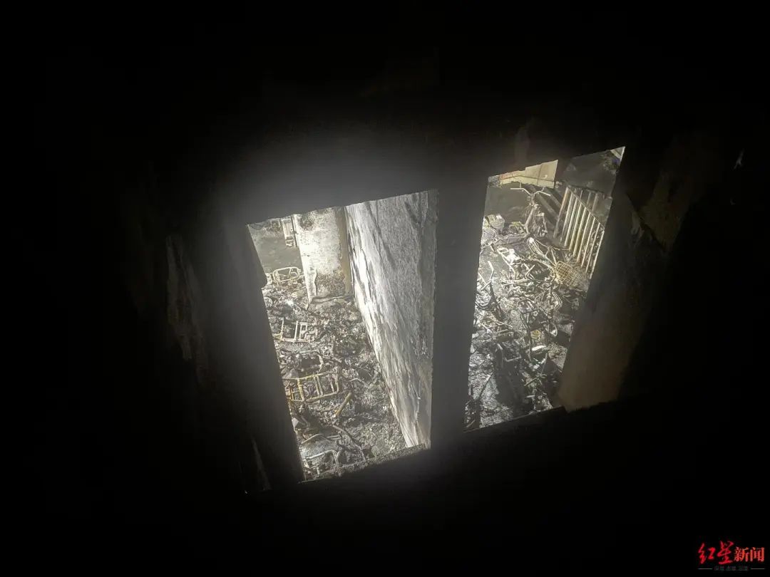 南京火灾楼栋内景：可见大量电动车残骸！住户质疑物业报警不及时，最新回应 ... ...