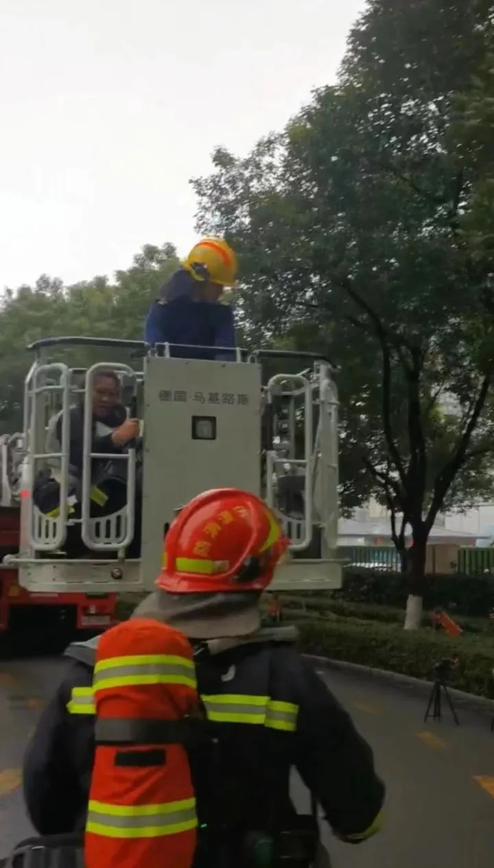 宁波一小区13楼起火，母女被困阳台！这场救援惊心动魄