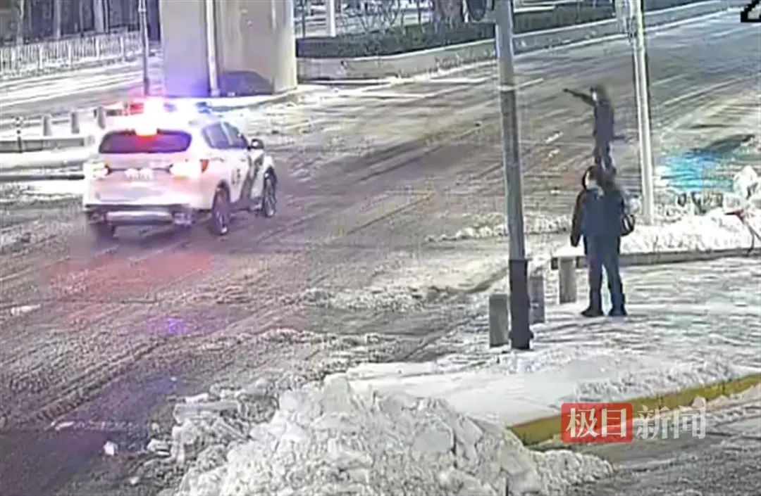 一家三口食物中毒打不到车，这辆路过的警车“招手即停”