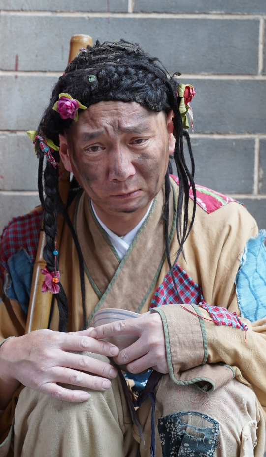 清明上河园的“小乞丐”因长胖走红：投喂的人太多，其实没长胖 ... ...