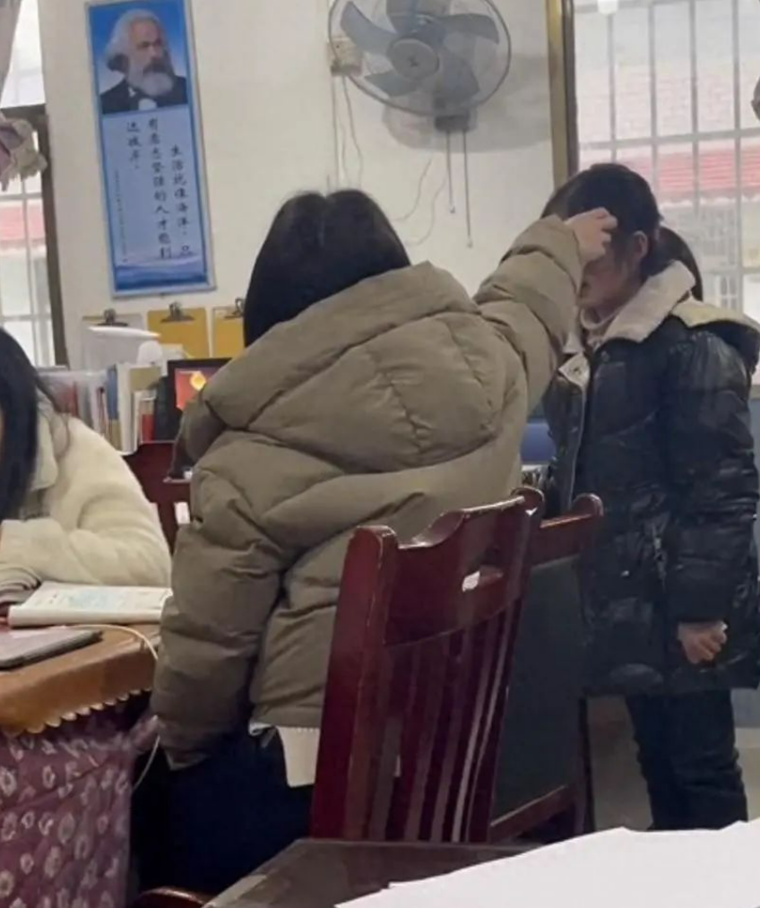 湖南女教师在办公室推搡打骂学生，官方通报！