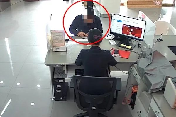 索要公司分红被拒，出纳给自己开出170万年终奖！