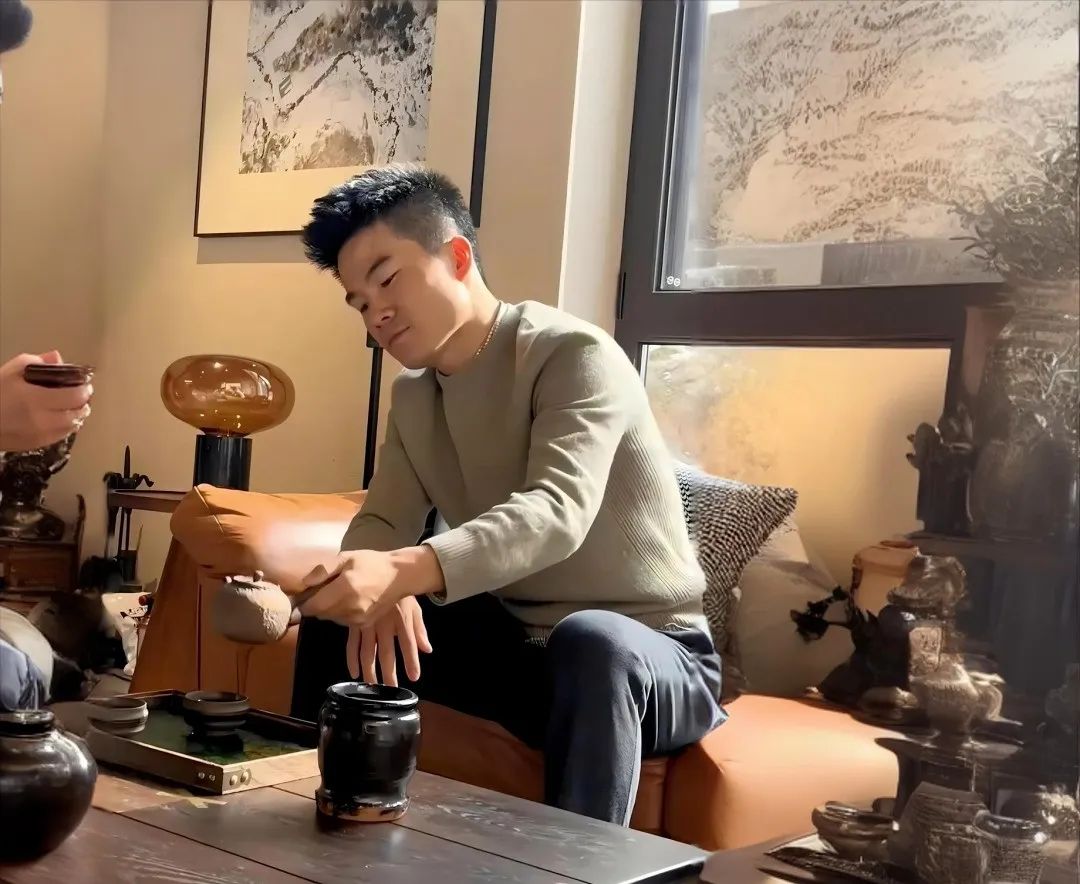 最近董宇辉的“豪宅”火了，院内摘菜，田间务农，粗茶淡饭，乐在其中 ... ...