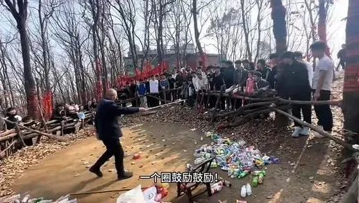3个空瓶换1个套圈！大爷山顶摆摊，参与者全是赢家