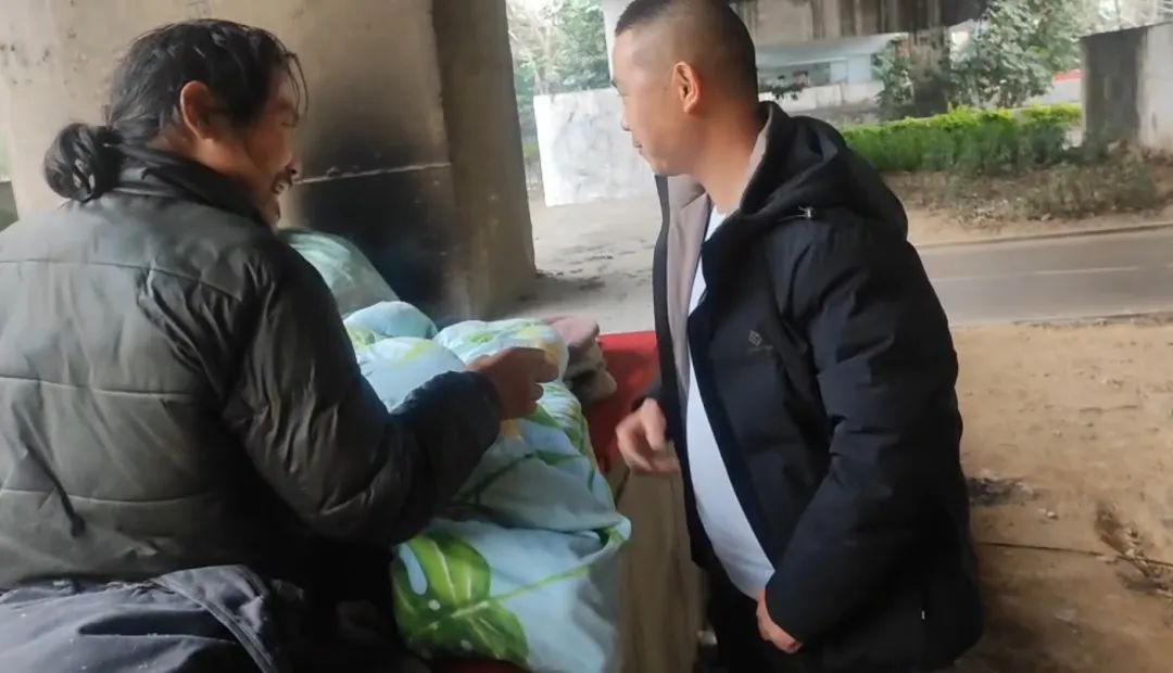 湖南小伙找到流浪25年叔叔，半天将其爆改成“霸道总裁”：体面回家见老母亲 ... ...