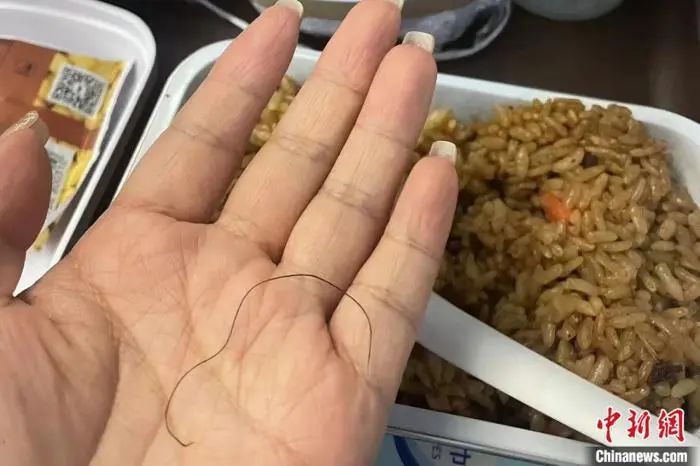 东航航餐吃出异物：哪儿来的？该找谁？