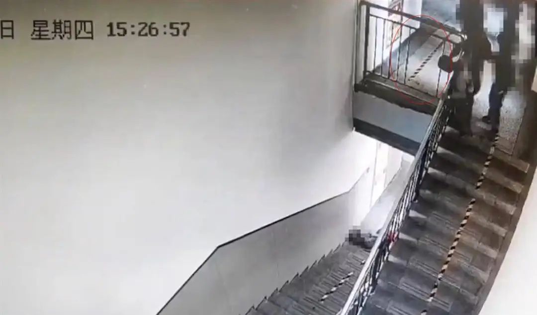 教学楼栏杆断裂小学生跌落住进ICU，家长质疑建筑质量，教育局介入调查 ... ...