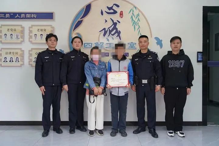 单亲妈妈交男朋友，14岁儿子报警：不靠谱