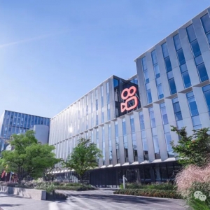 重度短剧用户9400万！快手年度收入首超千亿，扭亏为盈！